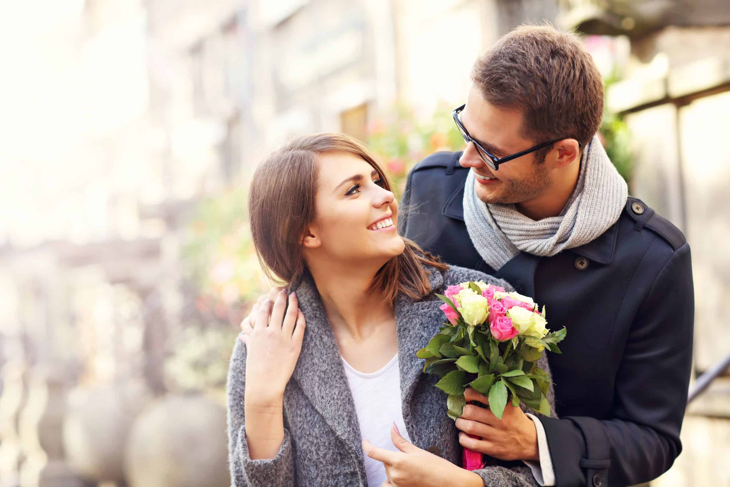 Любовник встретился с мужем. Парень дарит девушке цветы. Мужчина дарит цветы женщине. Влюбленные весной. Мужчина и женщина с цветами.