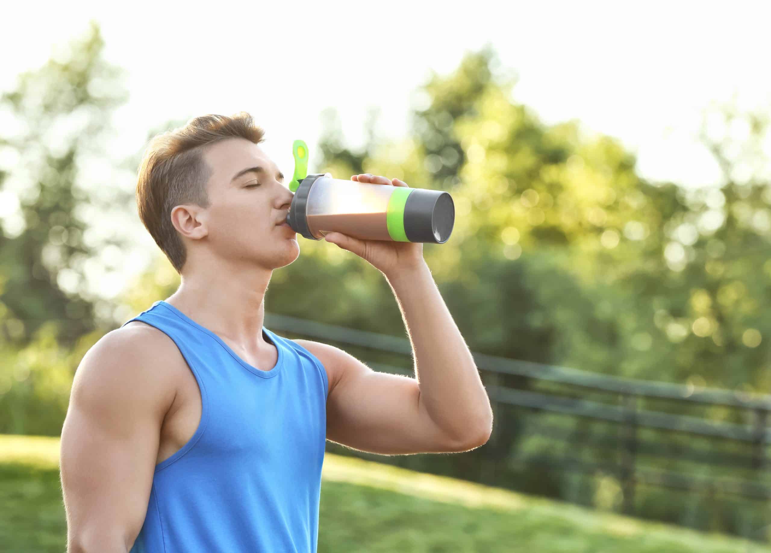 Человек шейк. Фитнес мужчины. Спортивный мужчина пьет коктейль. Man drinking Protein. Protein Shake.